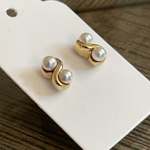 Vintage S Shaped Stud Earrings with Two Faux Pearls - Picture 5 of 11